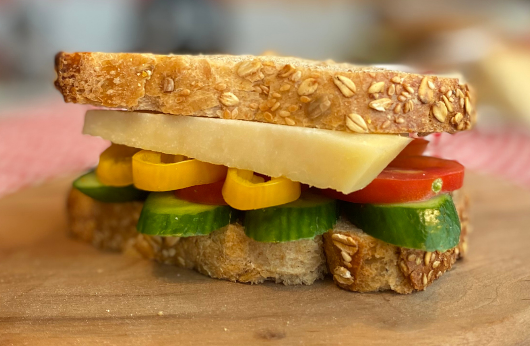 Gouda ve Domatesli Sandviç