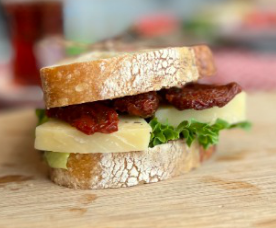 Gouda ve Kuru Domatesli Sandviç