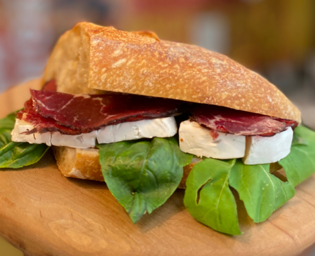 Brie ve Bresaola'lı Sandviç