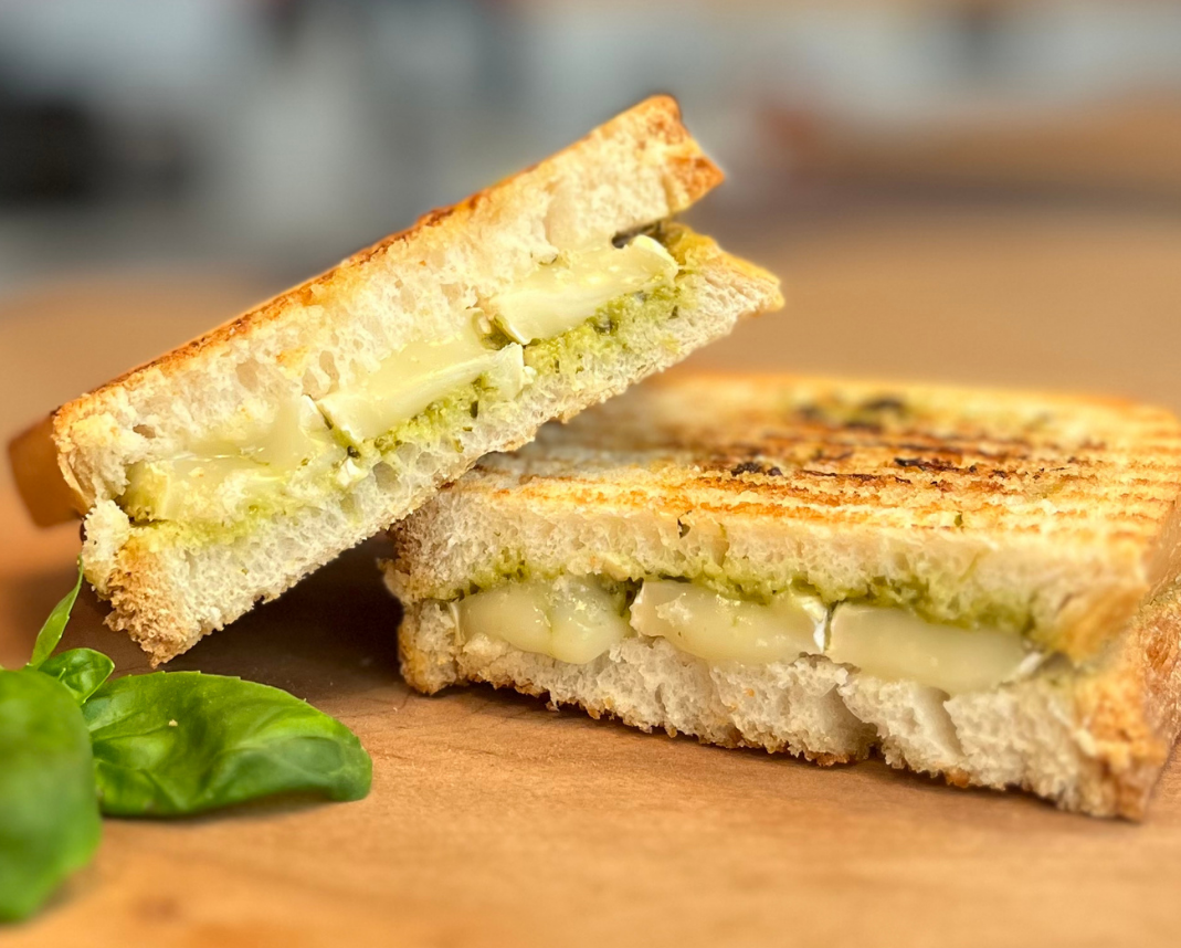 Brie ve Pesto Soslu Tost