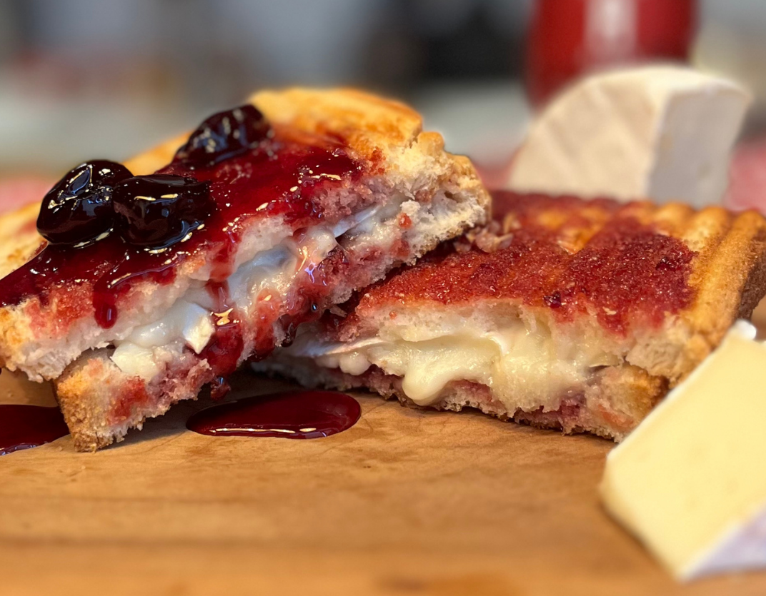 Brie ve Vişne Reçelli Tost