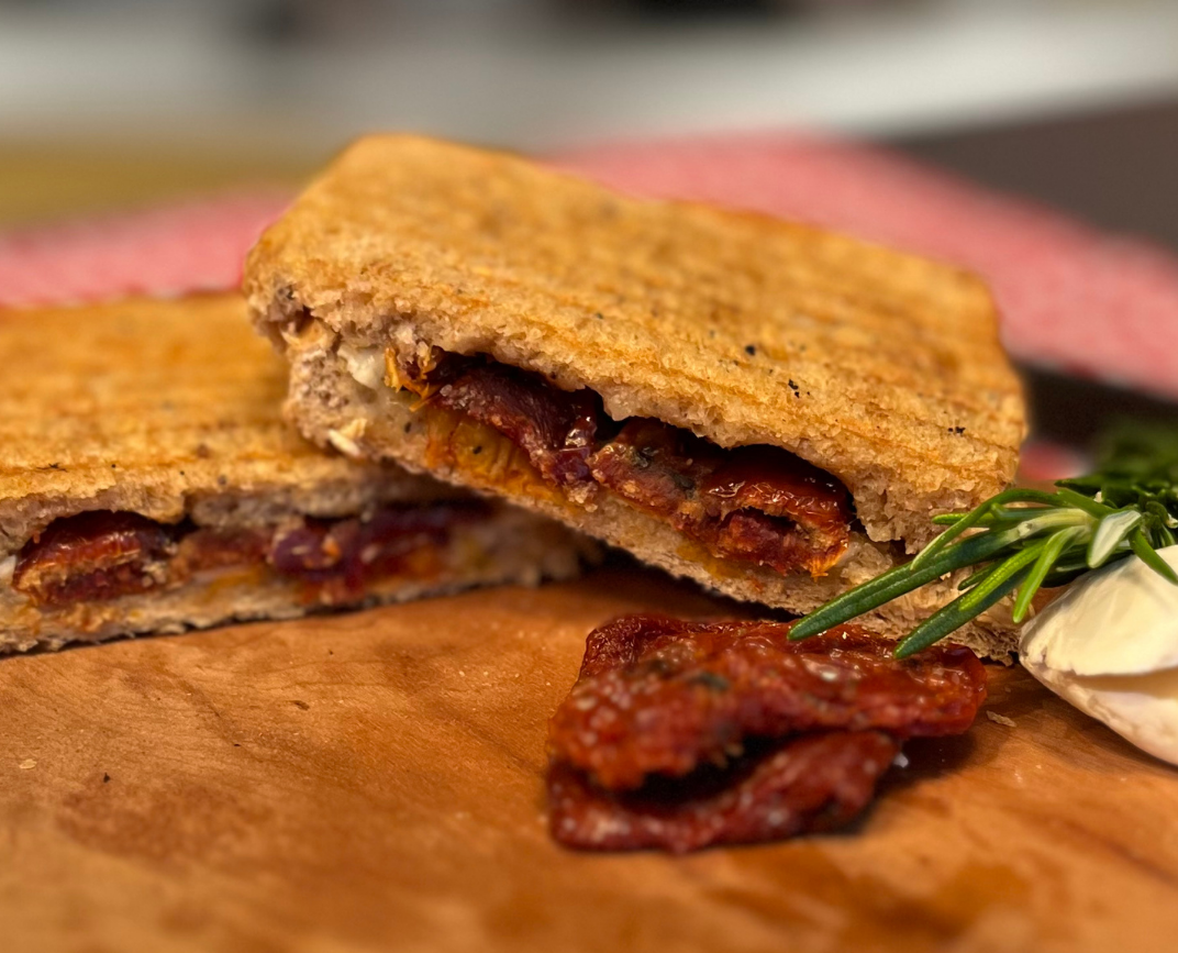 Brie ve Kuru Domatesli Tost