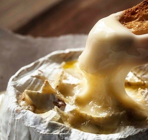 Fırında Eritilmiş Kurutulmuş Meyveli Brie
